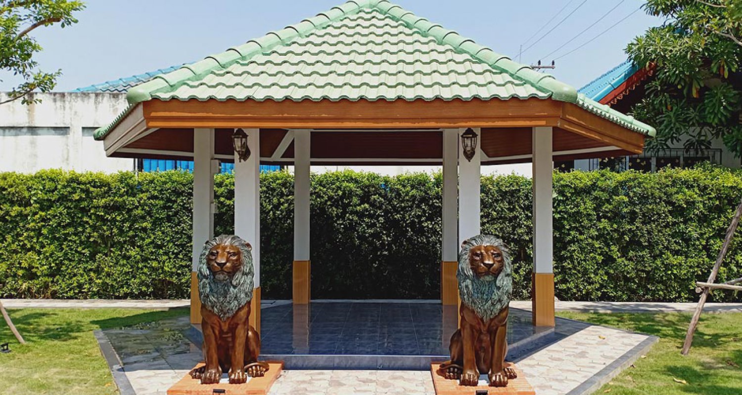 รูปปั้นสิงโตทองเหลือง