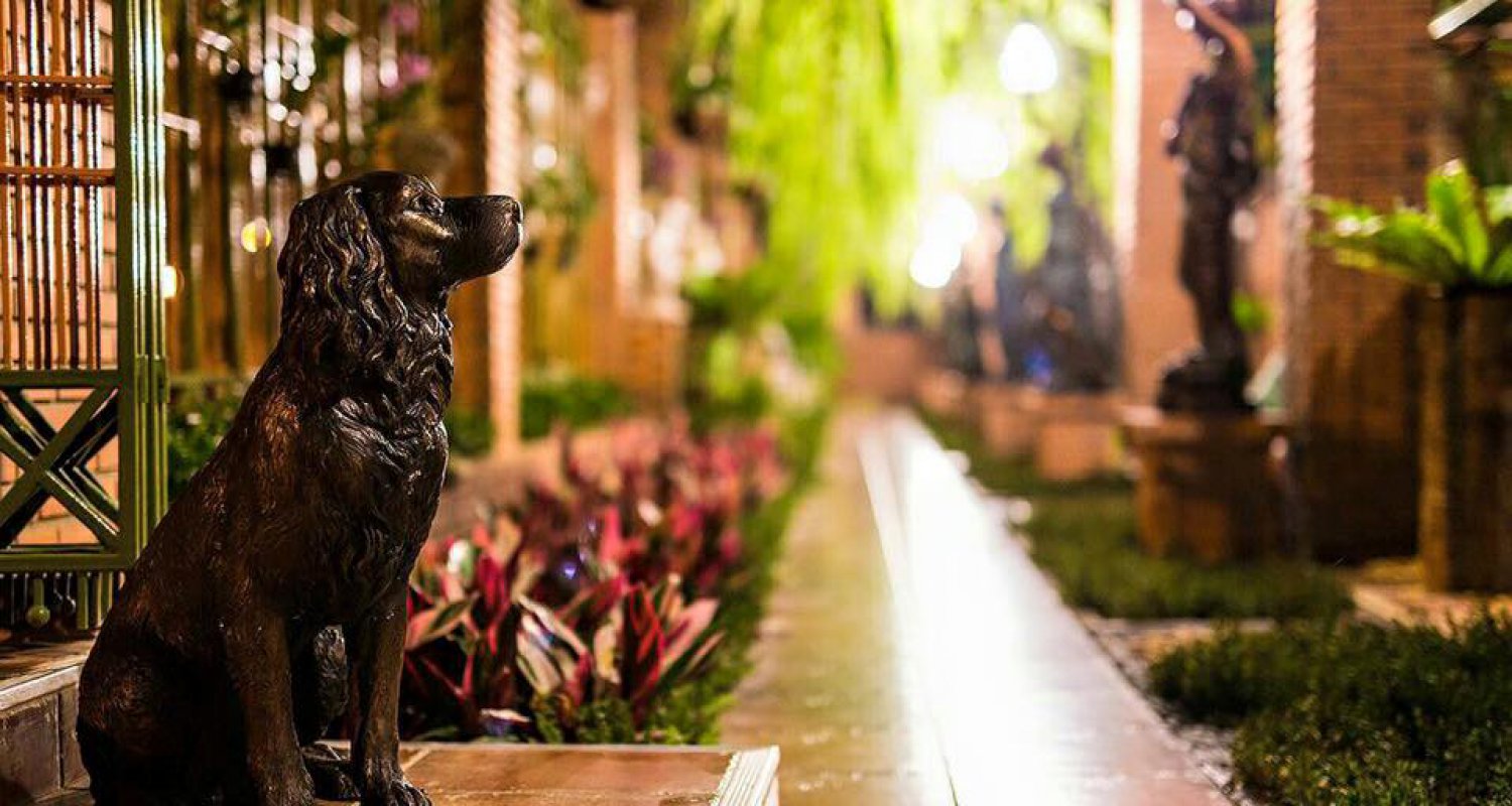 รูปปั้นสุนัขทองเหลือง