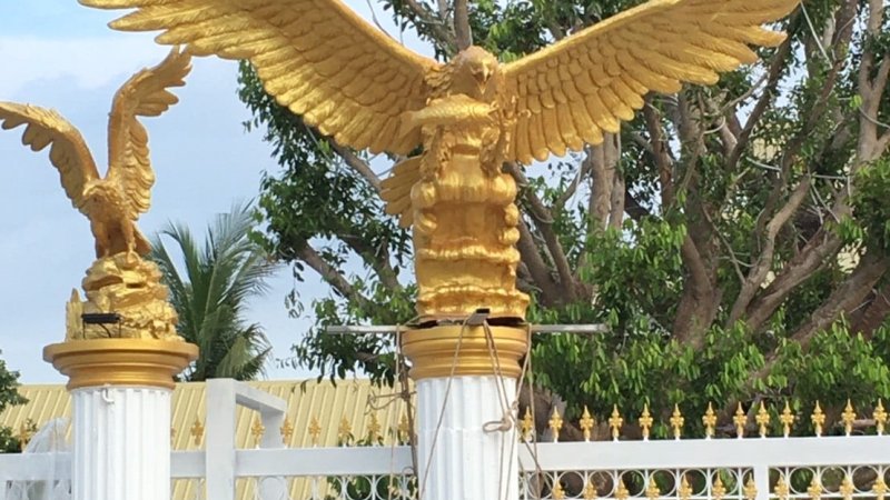รูปปั้นทองเหลืองให้ความโดดเด่นแก่บ้านอย่างไร?